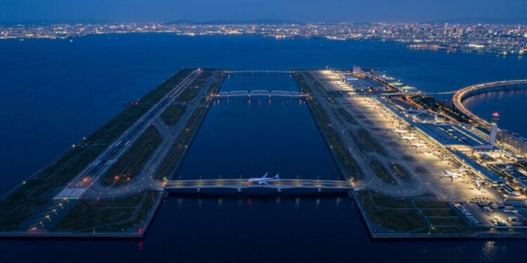 O mega-aeroporto japonês construído sobre uma ilha artificial no meio do oceano que sobreviveu a terremotos devastadores, mas está afundando lentamente e pode desaparecer nas próximas décadas