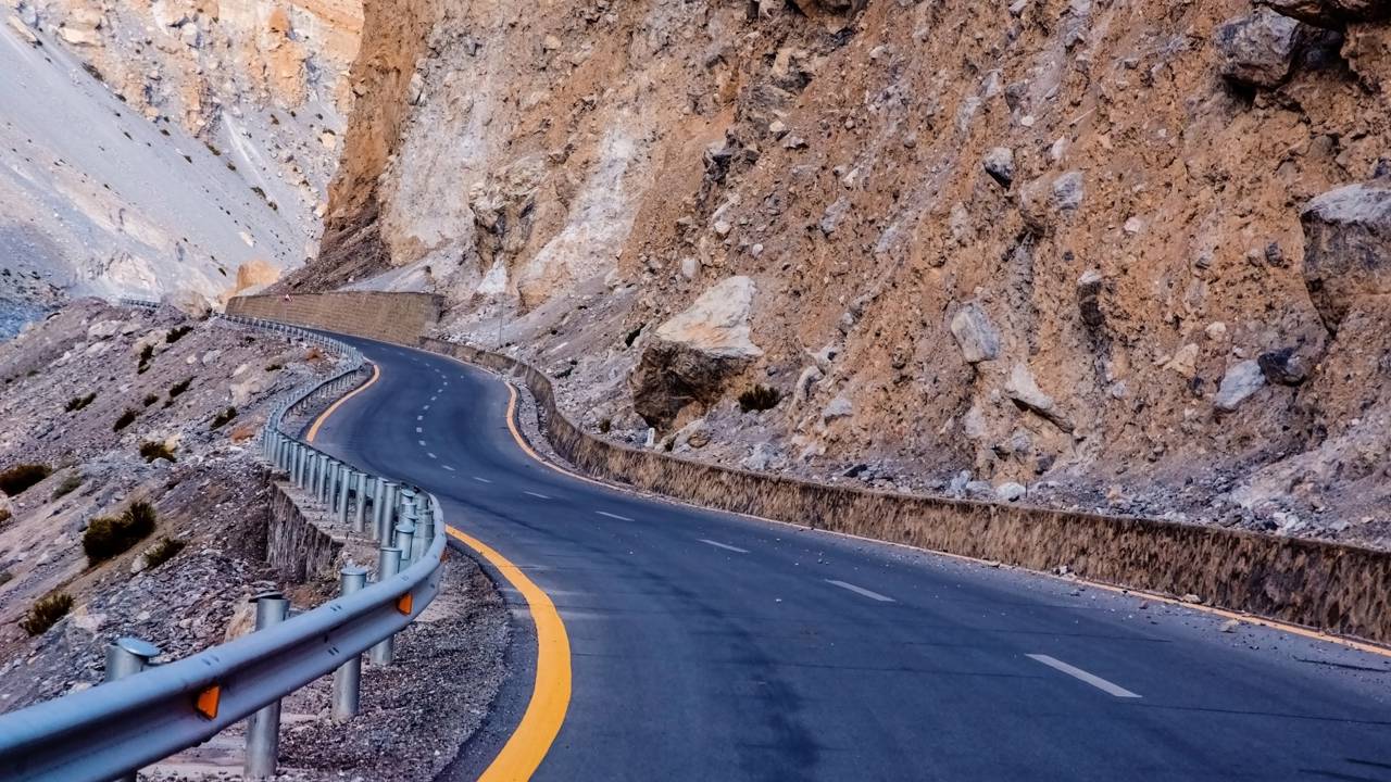 Com 1.300 km de extensão e picos de 4.693 metros, a rodovia da Amizade quebra um recorde de engenharia como a estrada internacional pavimentada mais alta do mundo
