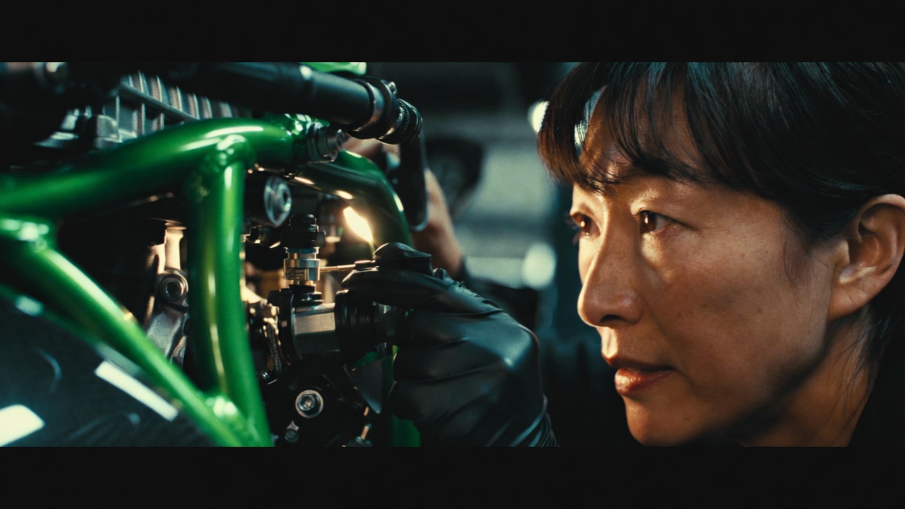 Alcançando 310 cavalos com um supercharger de alta rotação, a hiperesportiva japonesa que atinge 400 km/h utiliza fibras de carbono em sua carenagem para garantir a estabilidade e o fluxo de ar em alta velocidade