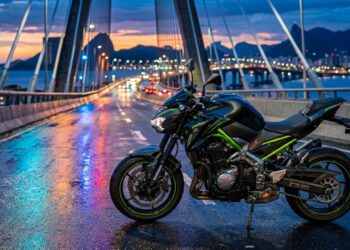 A naked japonesa que entrega 125 cavalos com motor de quatro cilindros possui um torque de 10,1 kgfm para garantir acelerações brutais em retas de asfalto liso durante os finais de semana de lazer do piloto