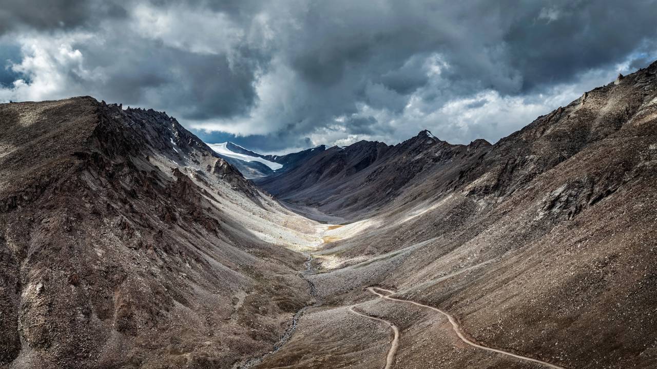 Com 5.359 metros de altura, a passagem na Índia desafia a engenharia e surge como uma das rotas rodoviárias mais elevadas do mundo