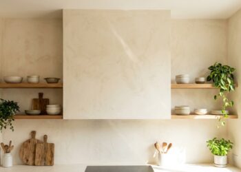 Se você tem uma cozinha com armários superiores fechados em toda a parede, saiba que esse padrão está perdendo terreno para uma solução mais leve e mais barata: as prateleiras abertas