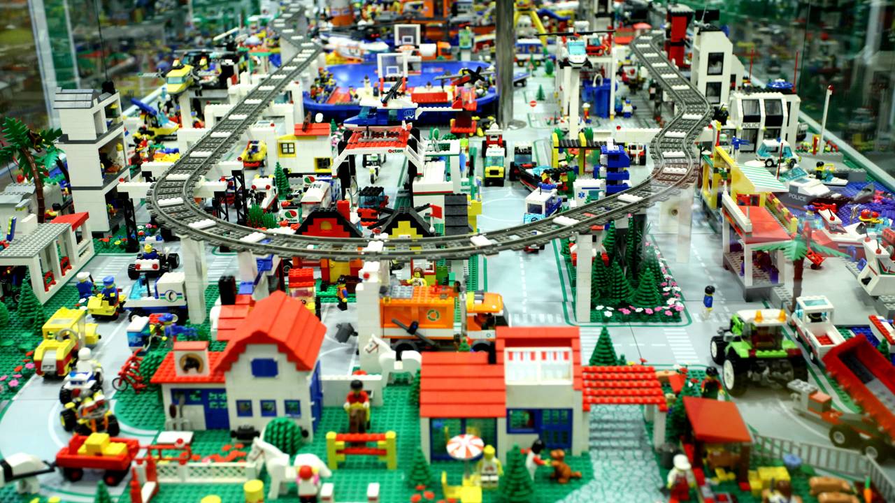 Nascida em uma marcenaria em 1932, a Lego revolucionou o brincar ao vender mais de 1 trilhão de peças plásticas que conectam gerações pelo mundo