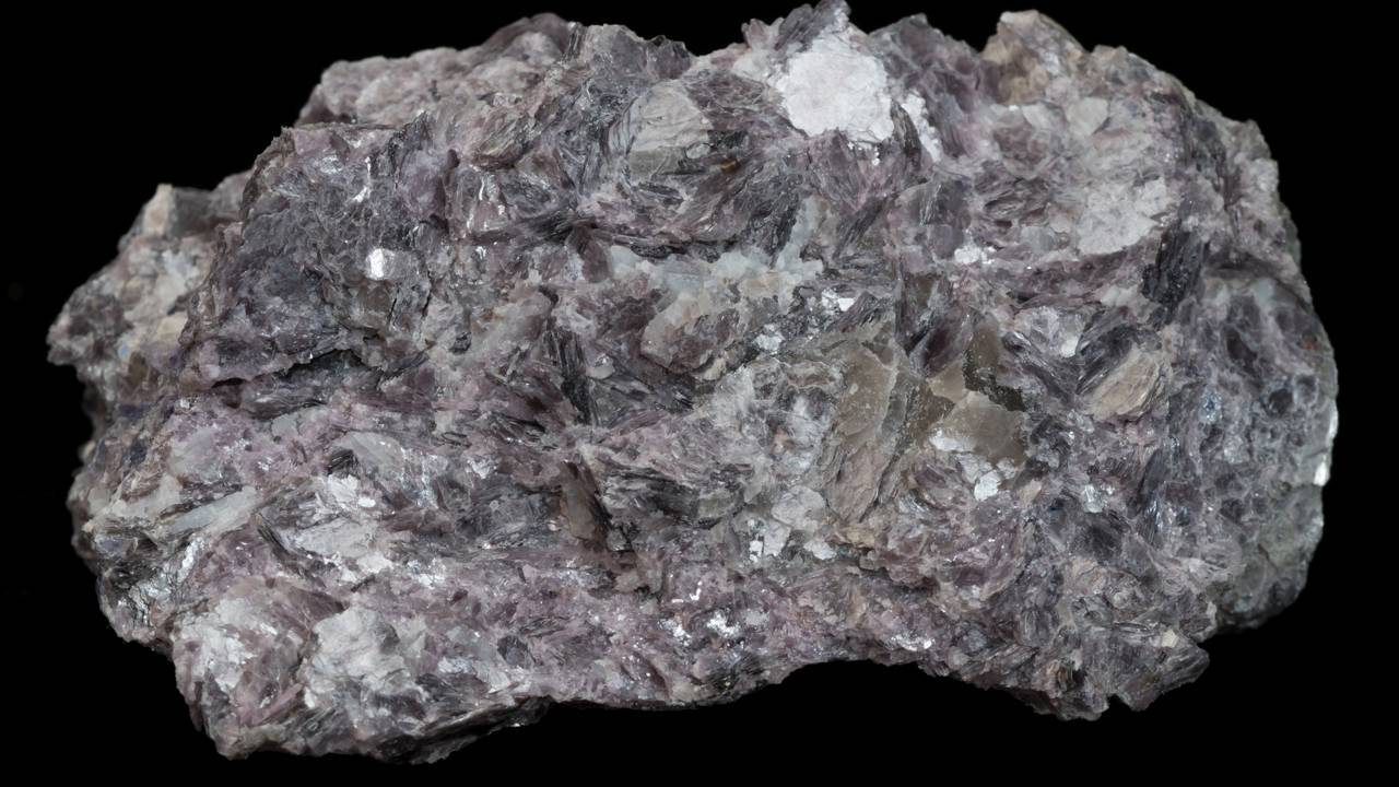 Esqueça o minério comum, pois este mineral lilás rico em lítio surge como a peça-chave para as baterias elétricas do futuro 