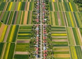 Com uma única rua de 9 quilómetros de extensão e 6 mil moradores alinhados, a cidade na Polónia que parece um cenário de filme virou a nova sensação do turismo geográfico