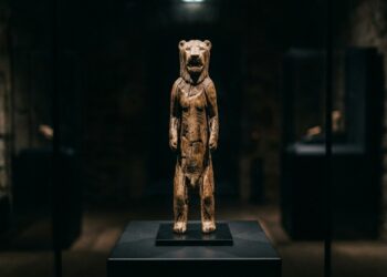 Arqueólogos analisaram a estátua do Homem-Leão que possui 40 mil anos de idade e foi esculpida em marfim de mamute para representar uma divindade híbrida em uma caverna na Alemanha