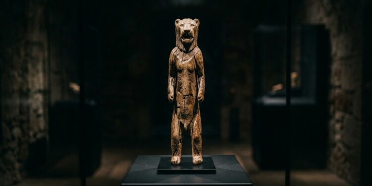 Arqueólogos analisaram a estátua do Homem-Leão que possui 40 mil anos de idade e foi esculpida em marfim de mamute para representar uma divindade híbrida em uma caverna na Alemanha