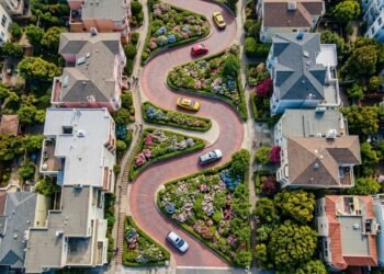 Com 8 curvas fechadas em apenas 180 metros, a icônica rua de São Francisco surge como um recorde de engenharia urbana e a mais sinuosa do mundo