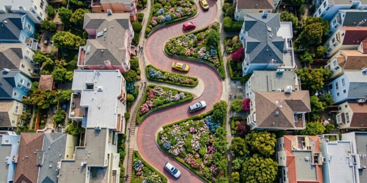 Com 8 curvas fechadas em apenas 180 metros, a icônica rua de São Francisco surge como um recorde de engenharia urbana e a mais sinuosa do mundo