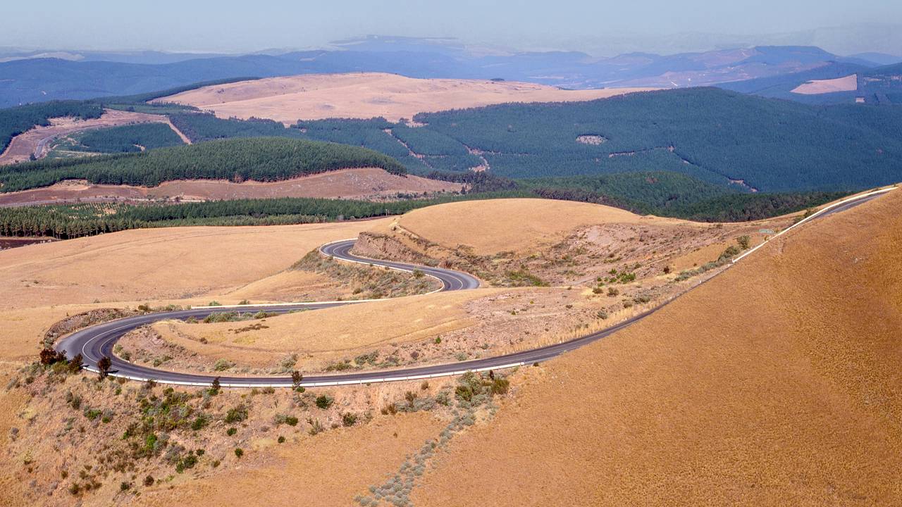 A montanha sul-africana é vencida por esta estrada histórica de 2.150 metros de altitude, famosa por seu papel nas guerras do século XIX