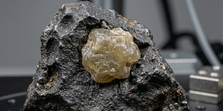 Esqueça o diamante, pois esta joia de meteorito é 58% mais dura e nasceu de impactos espaciais, sendo o mineral mais resistente de todos
