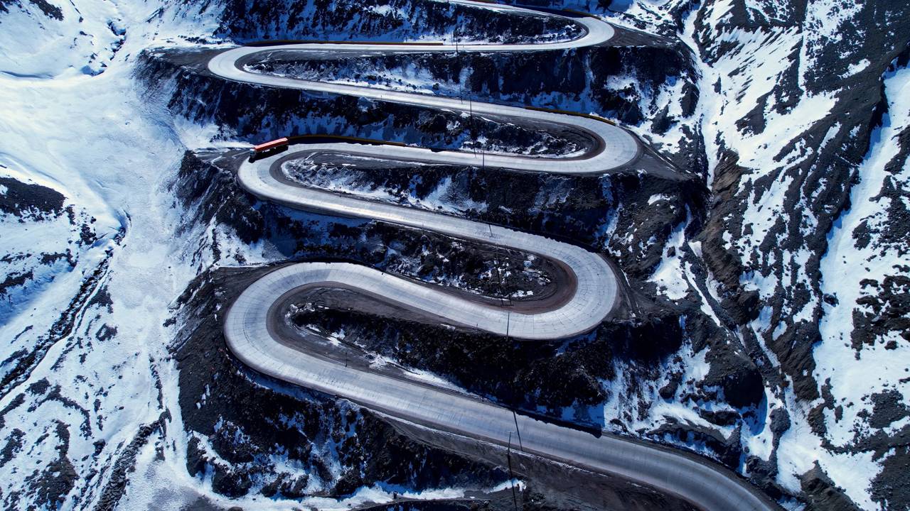 Com 29 curvas fechadas em zigue-zague a 3.200 metros de altitude, a estrada nos Andes ganha fama, pois o trajeto de 1980 liga o Chile à Argentina