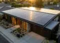 Com telhas de vidro e células solares integradas, o sistema de telhado da Tesla transforma a casa em um gerador de energia limpa e silencioso
