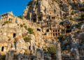 Esculpidas em penhascos há 2.400 anos, as tumbas de Myra na Turquia surgem como um registro bizarro e colossal de uma civilização perdida