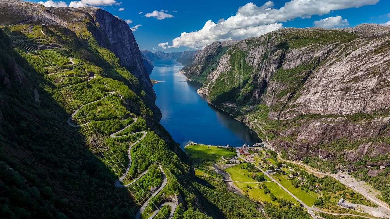 Com 27 curvas fechadas em descida íngreme, a rodovia na Noruega surge como um desafio de engenharia que leva direto ao fiorde de Lyse