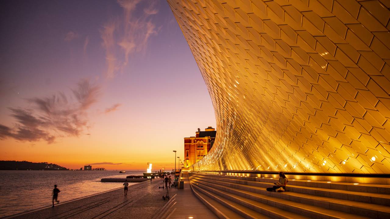 Com 15 mil azulejos brancos e telhado ondulado, o museu de 2016 surge como a estrutura mais surreal e futurista das margens do Rio Tejo