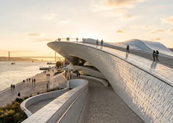 Com 15 mil azulejos brancos e telhado ondulado, o museu de 2016 surge como a estrutura mais surreal e futurista das margens do Rio Tejo