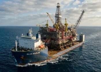 Existe um navio capaz de afundar parte de si mesmo no mar, deixar que outra embarcação flutue para cima de seu convés e depois emergir carregando tudo nas costas