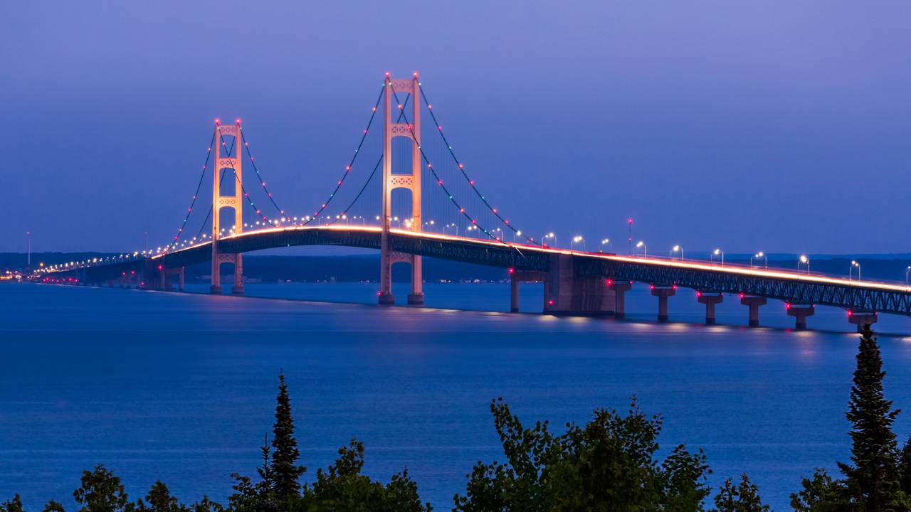 Motoristas que sofrem de fobia pagam para que funcionários atravessem seus carros pelos 8 quilômetros da ponte americana devido aos ventos fortes que sacodem a estrutura