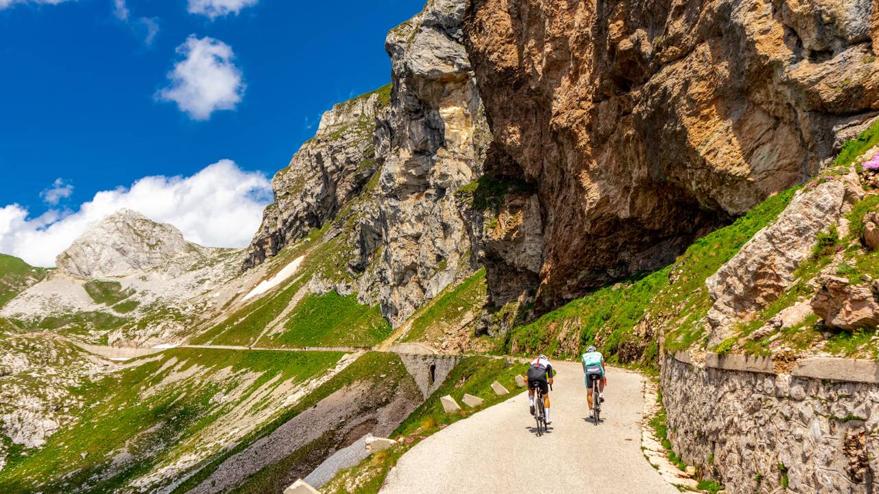 A estrada mais alta da Eslovênia alcança 2.055 metros de altitude; o trajeto íngreme cruza paredões rochosos e oferece vistas épicas dos Alpes Julianos