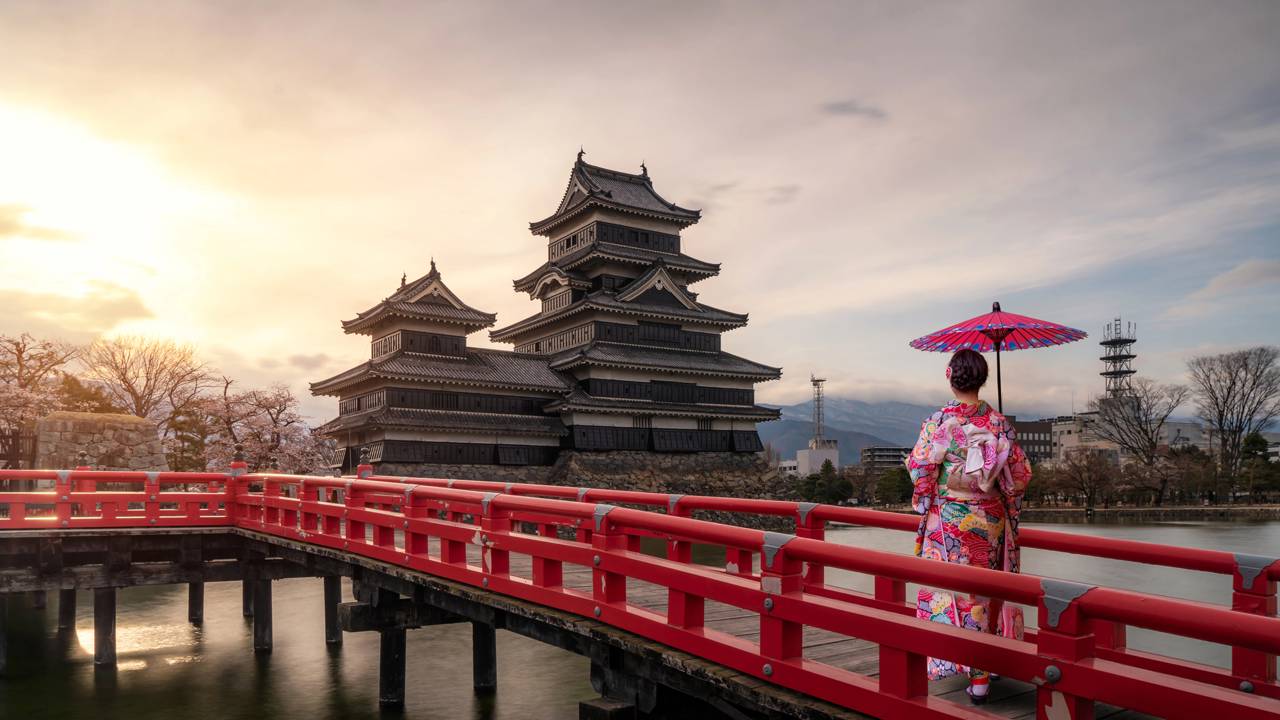 Com 30 metros de altura e paredes de madeira negra, a fortaleza japonesa iniciada em 1504 é uma das mais raras e preservadas estruturas samurais