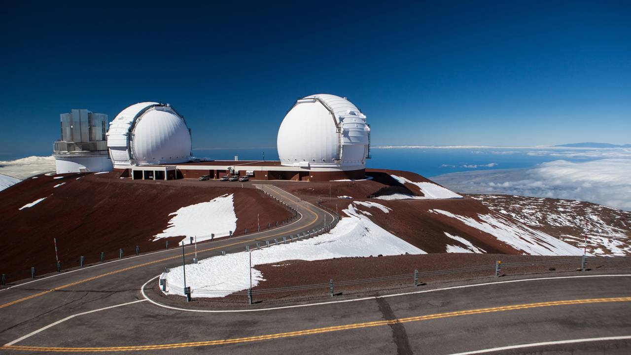 Situada a 4.205 metros de altitude em um vulcão adormecido, a estação abriga o maior conjunto de telescópios para pesquisa do planeta