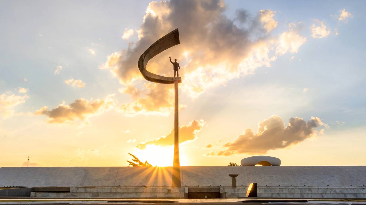 Com seu pedestal de 28 metros e projetado por Niemeyer em 1981, o memorial brasiliense tornou-se o maior símbolo da história de JK no Planalto Central