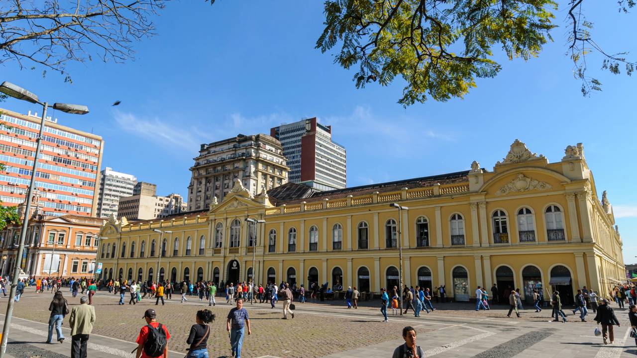 Com 157 anos e 107 bancas, o Mercado Público de Porto Alegre surge como o coração pulsante da cultura gaúcha no sul do país