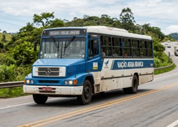 Com motor de 210 cavalos e manutenção que custa muito pouco, o ônibus de motor dianteiro mais vendido da história segue como o favorito das empresas de fretamento e turismo em 2026