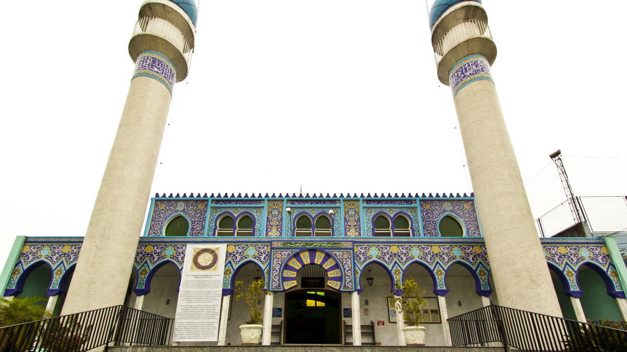 Com sua cúpula central e azulejos pintados à mão de 1972, a Mesquita de Curitiba tornou-se o maior símbolo da cultura islâmica no sul do Brasil