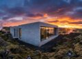 Casa minimalista de blocos sílico-calcários integrada à paisagem da Islândia