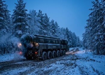 O veículo que carrega mísseis do tamanho de prédios e ainda coordena 16 rodas independentes para que não afunde em areia ou lama