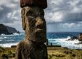 Com estátuas gigantes que chegam a pesar 80 toneladas e medir 10 metros de altura, o mistério de como os antigos habitantes transportaram os monumentos pela ilha isolada intriga os cientistas