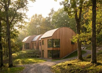 Uma casa de campo de 210 metros quadrados, dividida em quatro volumes abobadados, foi projetada pelo arquiteto Daniel Fagerberg em uma encosta arborizada na Suécia