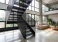 A nova febre dos duplex modernos, a escada de metal vazado ocupa menos espaço e transforma o ambiente com um visual industrial e leveza