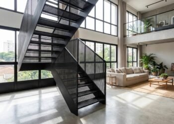 A nova febre dos duplex modernos, a escada de metal vazado ocupa menos espaço e transforma o ambiente com um visual industrial e leveza