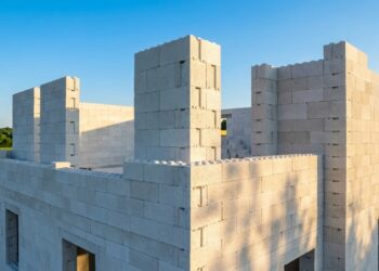 Você já se perguntou por que ainda construímos casas com uma técnica que depende de tempo de secagem e sujeira?