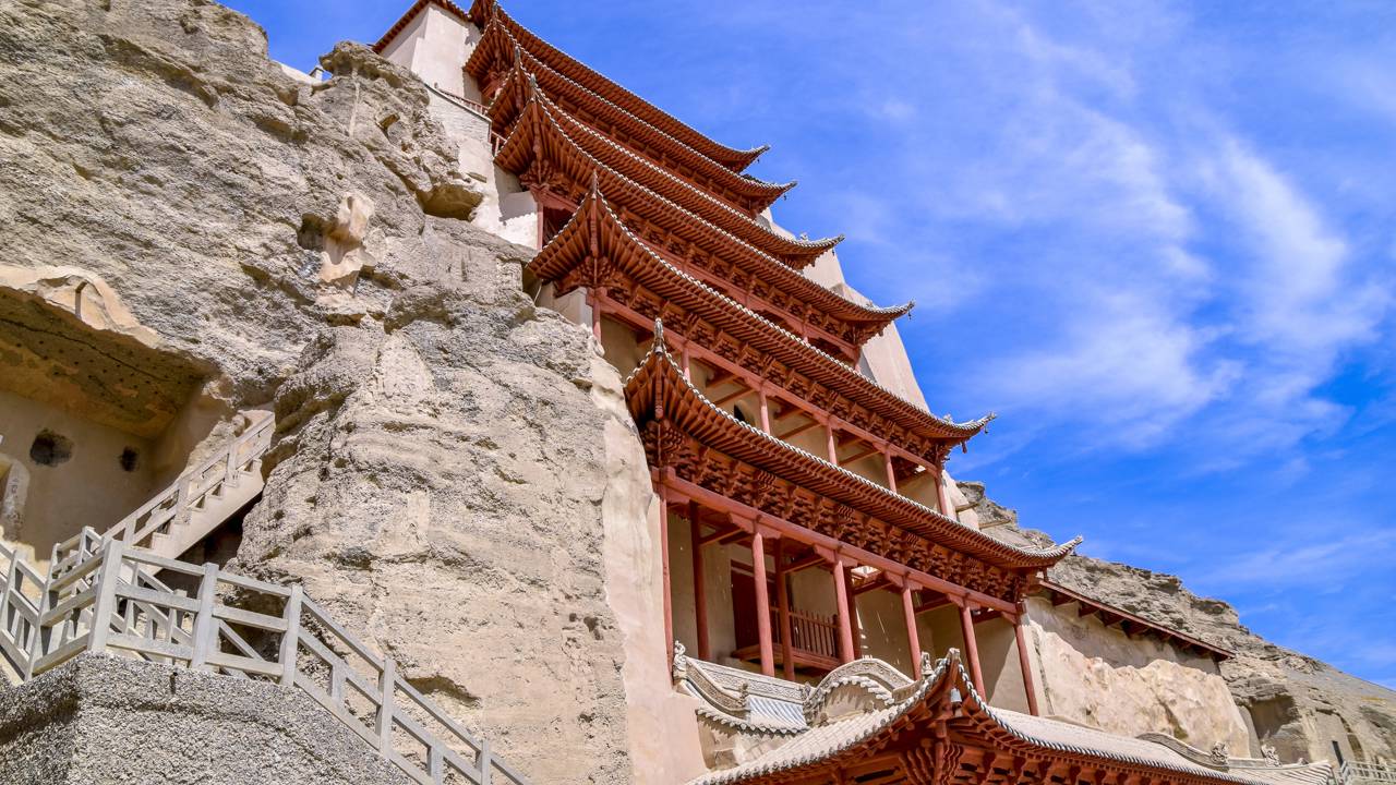 Com 492 templos esculpidos no penhasco e 45 mil m² de murais, as cavernas de 366 d.C. tornaram-se o maior museu de arte budista da China