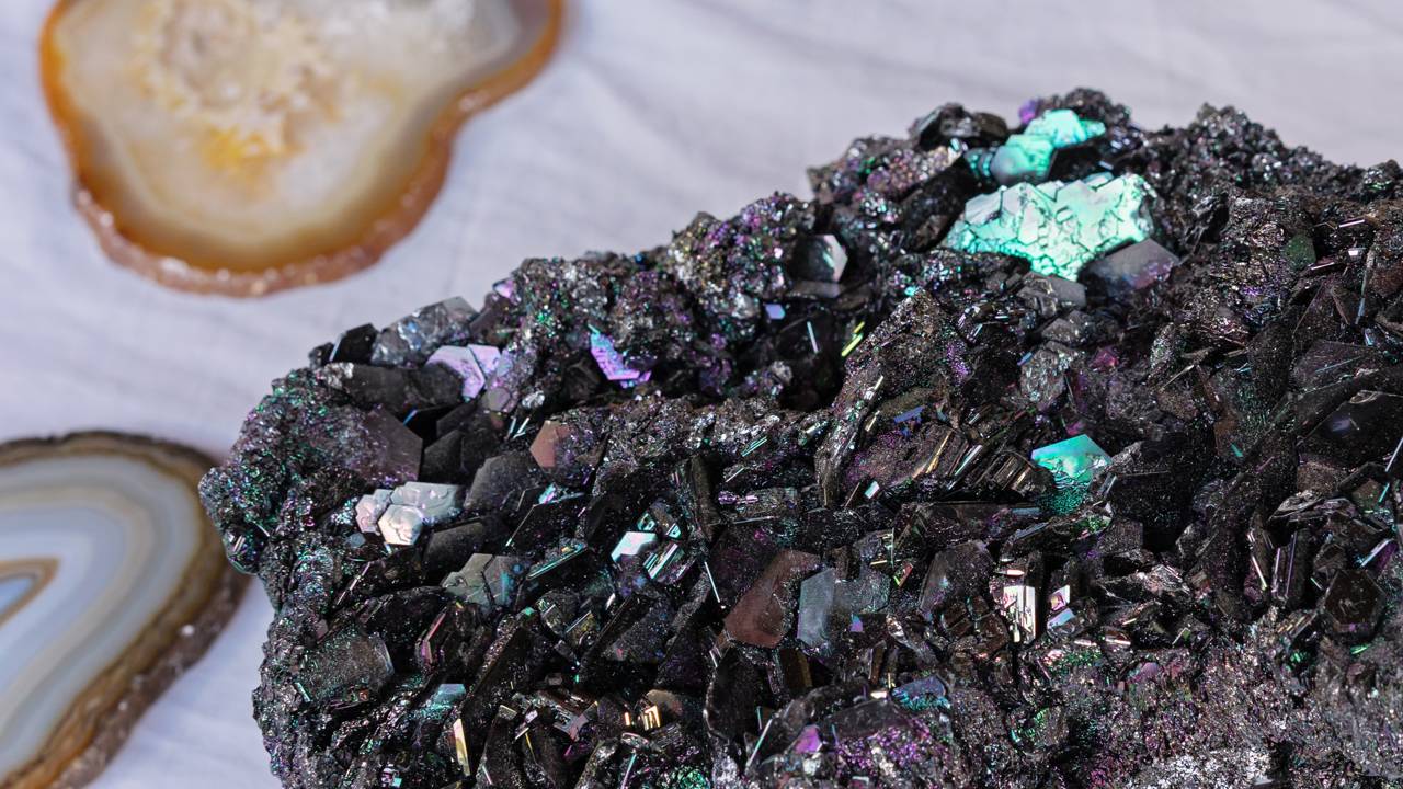 Esqueça o diamante, pois este mineral de brilho extraterrestre possui dureza 9,5 e dispersão de luz superior ao diamante