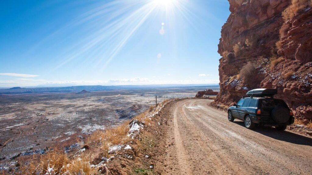 A rodovia de cascalho em Utah sobe 365 metros; com curvas sinuosas no penhasco, ela é um recorde de engenharia em terra batida