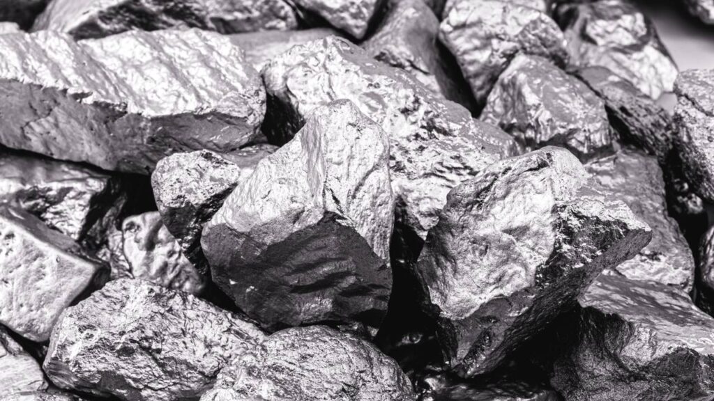 Esqueça o ferro puro, pois este metal com ponto de fusão de 2.623°C surge como a peça vital para a resistência do aço moderno