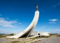 Com seu pedestal de 28 metros e projetado por Niemeyer em 1981, o memorial brasiliense tornou-se o maior símbolo da história de JK no Planalto Central