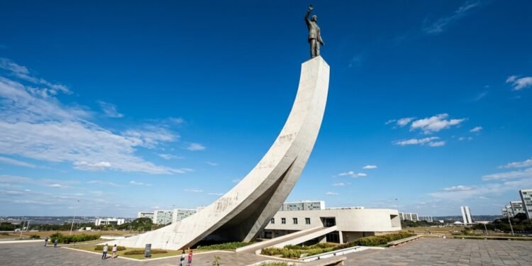 Com seu pedestal de 28 metros e projetado por Niemeyer em 1981, o memorial brasiliense tornou-se o maior símbolo da história de JK no Planalto Central