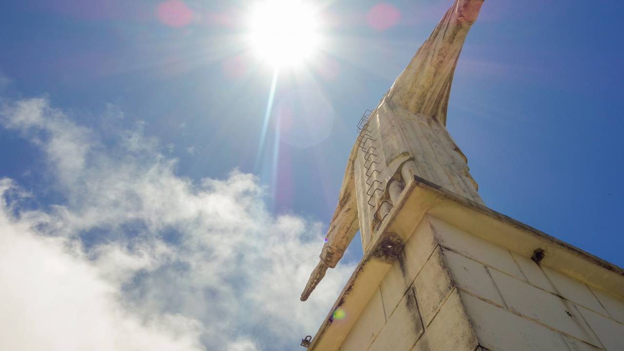 Com 30 metros de altura total e situado na Serra de São Domingos, o Cristo Redentor em Poços de Caldas virou o 3º maior do Brasil