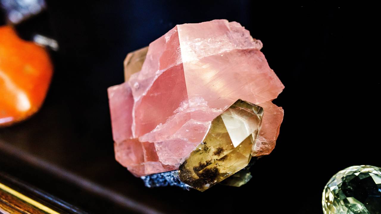 Esqueça o quartzo rosa, pois esta gema de berilo possui brilho vítreo e tonalidades únicas que a elevam ao topo da joalheria mundial