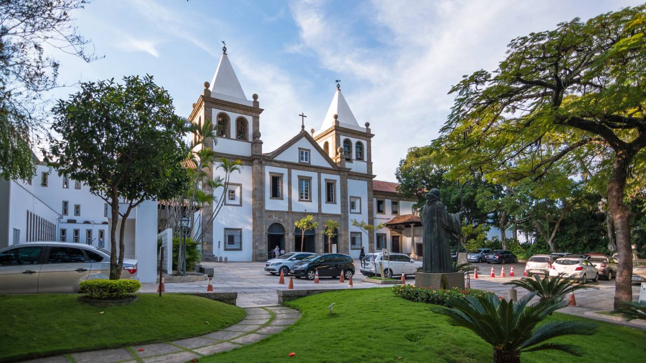 Com toneladas de talha dourada de 1633 e fachada sóbria, o mosteiro carioca tornou-se a maior obra-prima do barroco e um tesouro oculto do Brasil