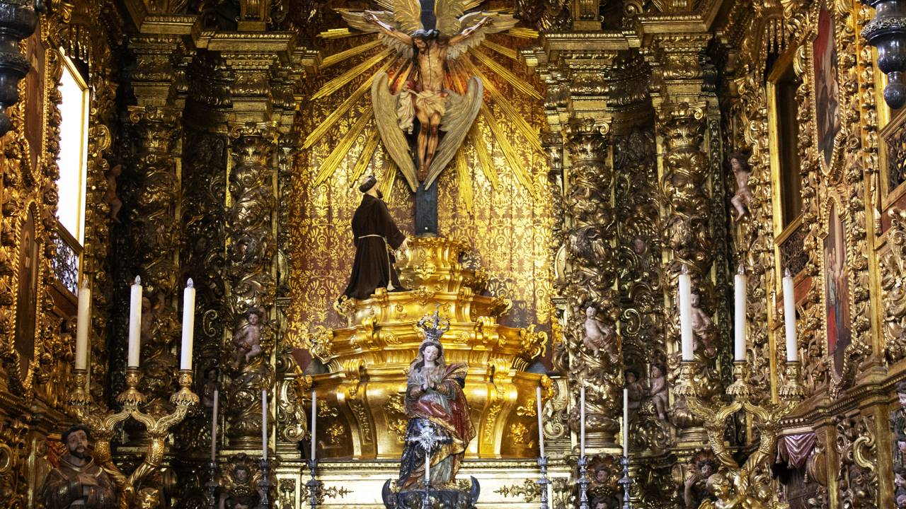 Com relógio alemão centenário e cantos gregorianos, o mosteiro em São Paulo surge como um marco histórico e religioso