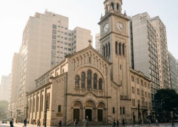 Com relógio alemão centenário e cantos gregorianos, o mosteiro em São Paulo surge como um marco histórico e religioso