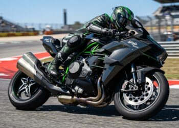 Alcançando 310 cavalos com um supercharger de alta rotação, a hiperesportiva japonesa que atinge 400 km/h utiliza fibras de carbono em sua carenagem para garantir a estabilidade e o fluxo de ar em alta velocidade