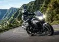 Com motor de 3 cilindros e 115 cv de potência, a nova moto de 800cc projetada para longas viagens desembarca no Brasil com tecnologia que supera as versões mais caras